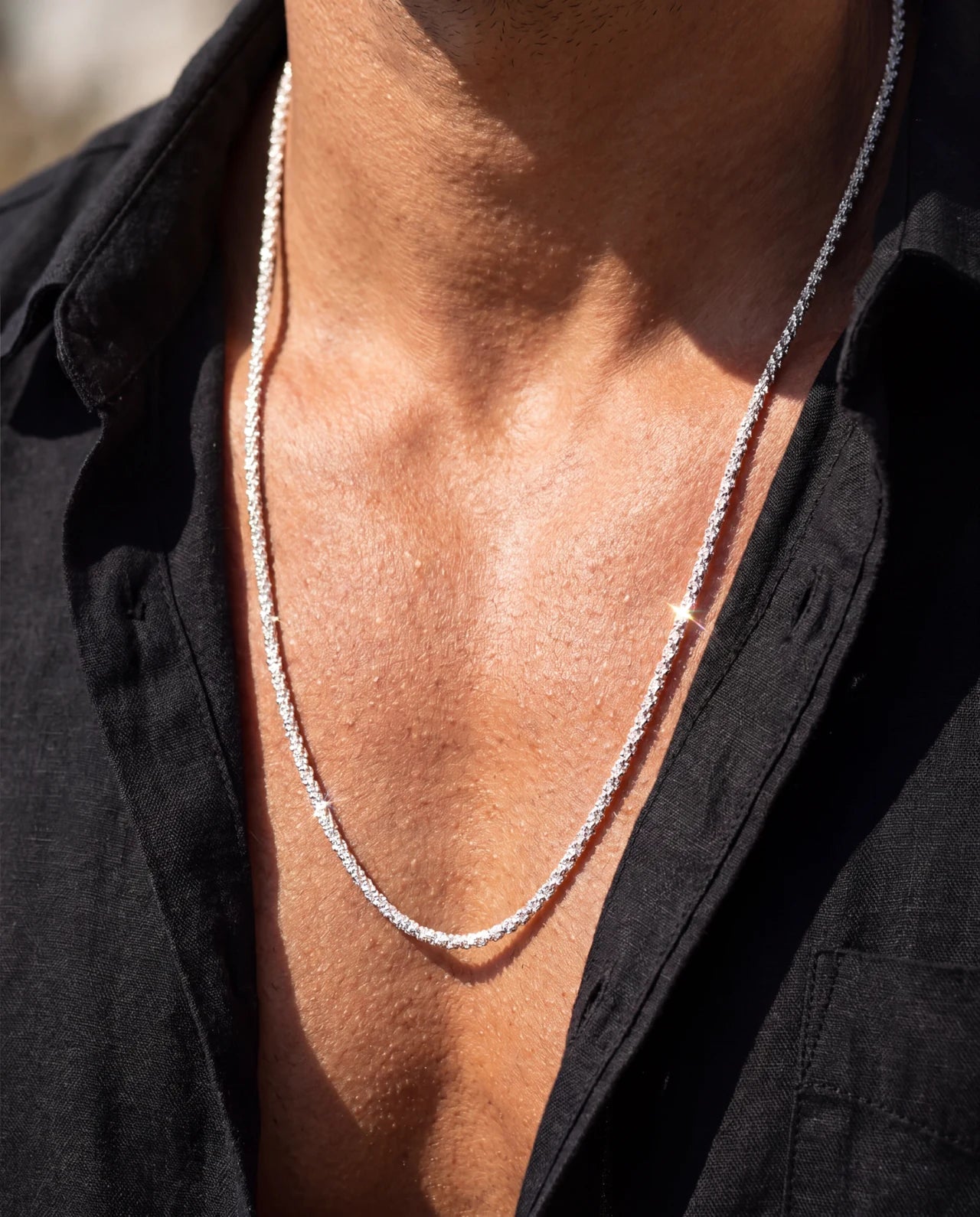 שרשרת Bling Dling על הצוואר עם חולצה שחורה