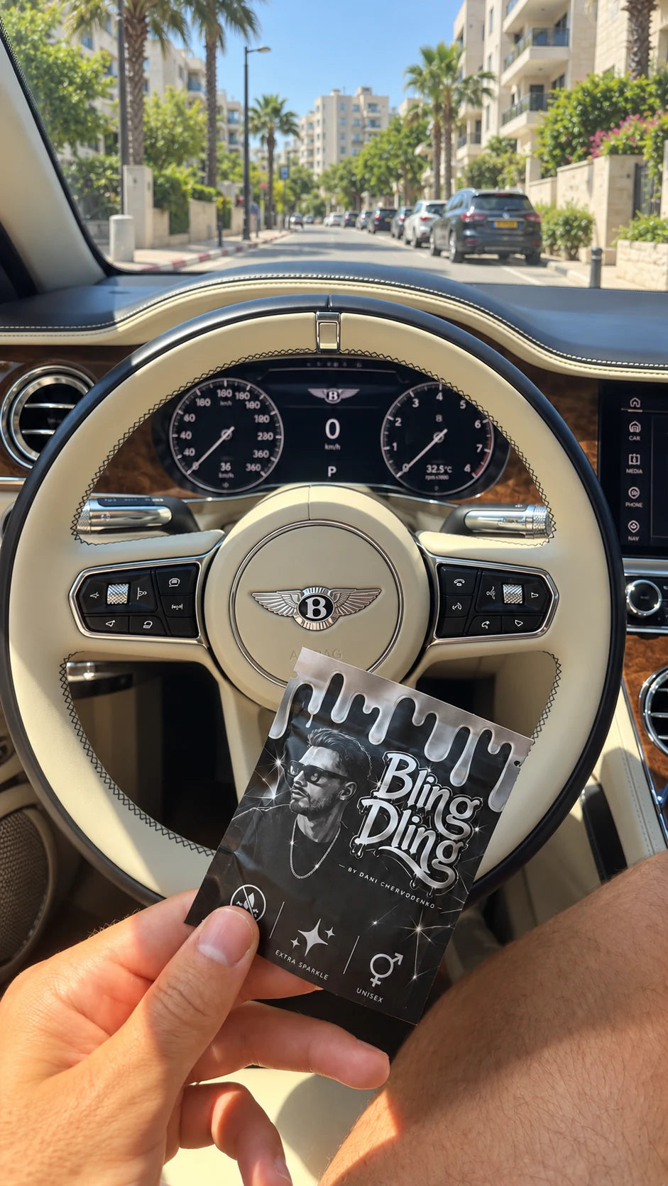 אריזת Bling Dling ביד מול הגה של בנטלי