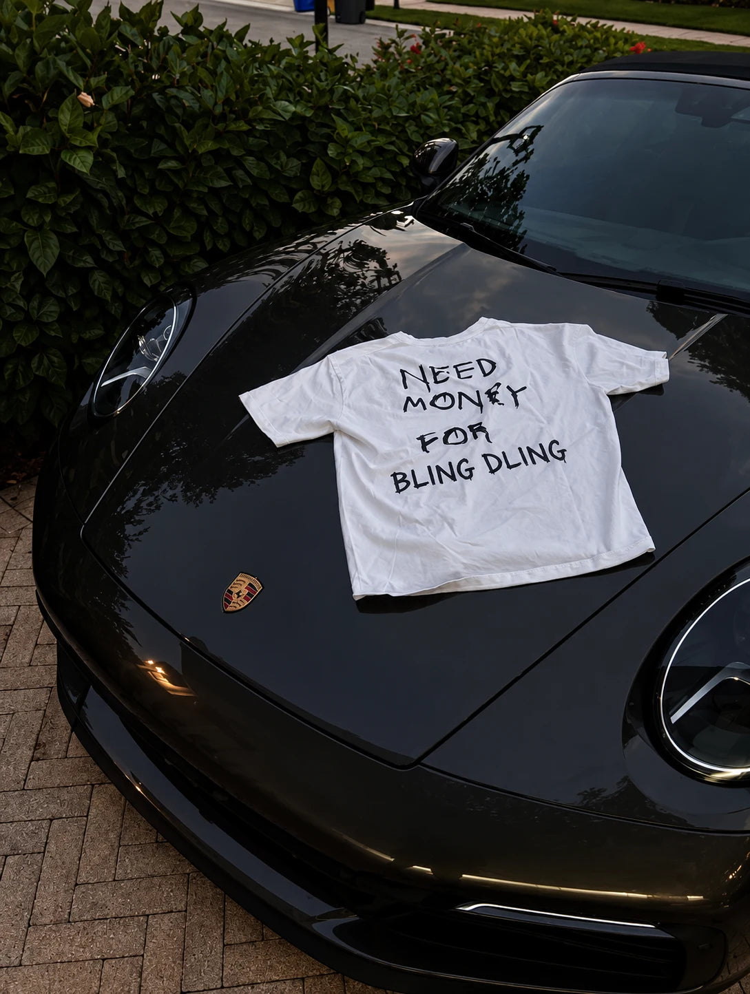חולצת Bling Dling על רכב שחור