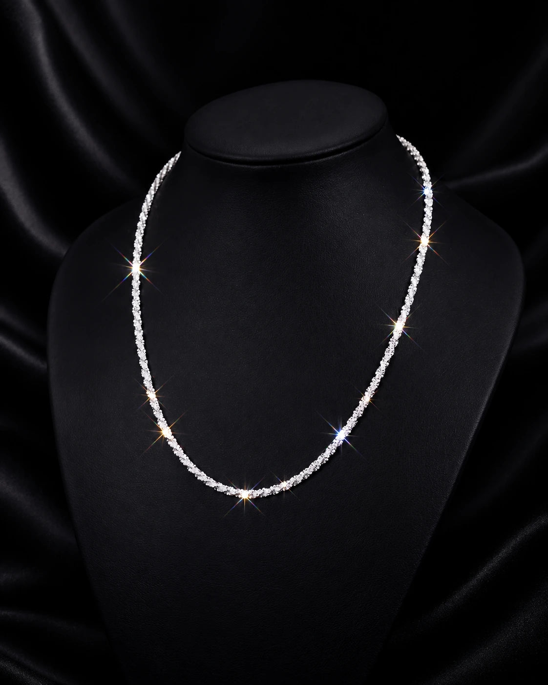 שרשרת Bling Dling על מעמד שחור